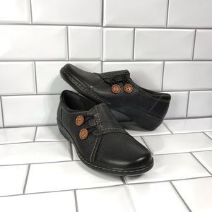 NWT CLARKS EVIANNA CHARM Size 8M Black Loafer With Brown Buttons